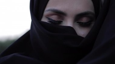 parlak makyaj ve koyu hijab ile arap bayan yüz kapakları
