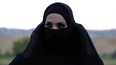 etkileyici gözleri ile güzel arap bayan siyah başörtüsü giyer
