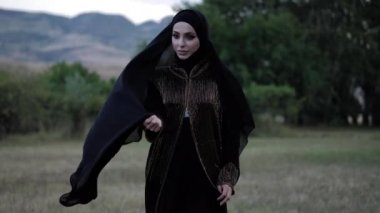 siyah abaya elbise ciddi arap kadın uzun hijab tutar