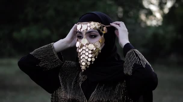 Kobieta w tradycyjnym stroju poprawki monety twarz welon na głowie — Wideo stockowe