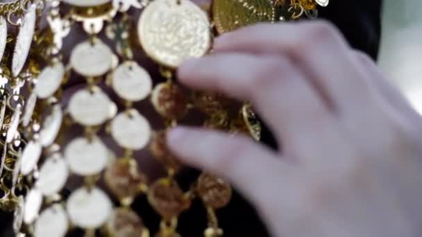 Пальці торкаються традиційної арабської золотої племінної фати — стокове відео