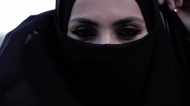 parlak makyaj ve etkileyici gözleri ile muhteşem arap bayan