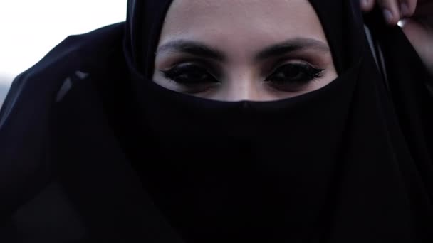 Hermosa dama árabe con maquillaje brillante y ojos expresivos — Vídeo de stock