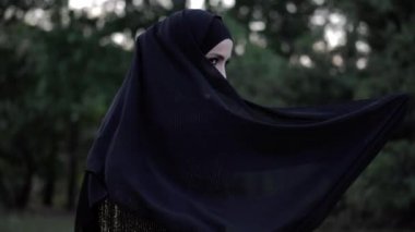 arap kostümü güzel bayan siyah hijab ile el tutar