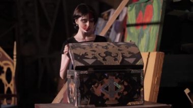 makyaj ile kız parlak desenler yavaş hareket ile göğüs açar