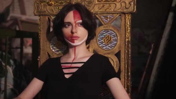 Hada princesa con pintura en la cara se sienta en el trono cámara lenta — Vídeos de Stock