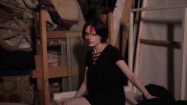 Молодая актриса с картинами на лице позирует у блестящего трона — стоковое видео