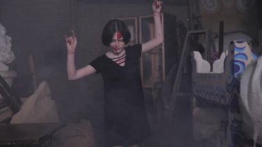 farklı şeyler arasında serin sanatsal makyaj dansları ile kız