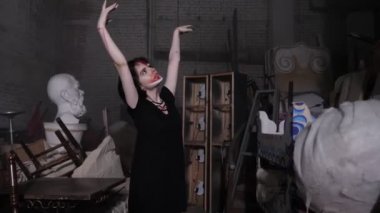sanatsal makyaj ile kız eski stüdyoda dans ellerini kaldırır
