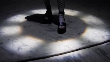 fishnet tayt kız yakın ışık daire dönüm duruyor