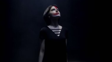 karanlık uzayda ışık demeti yüzünde kırmızı boya ile bayan