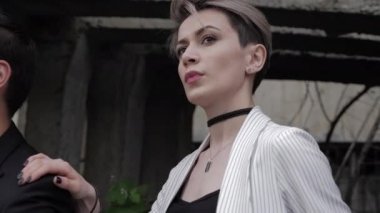 güzel bayan çizgili ceket ve kısa saç yavaş hareket giderir