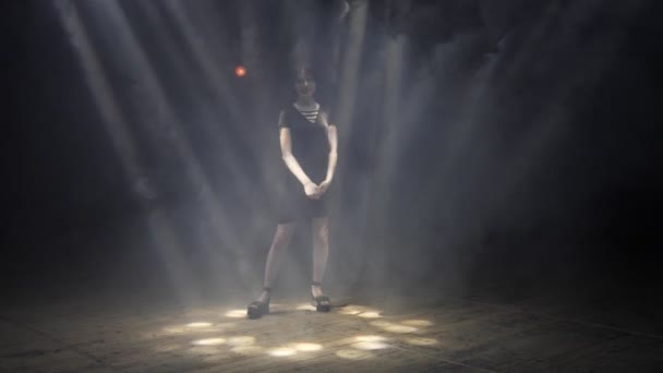 Жінка з макіяжем закінчується зі світлого кола повільний рух — стокове відео