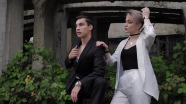 adam ceket giderir ve güzel kız omuz elini tutar
