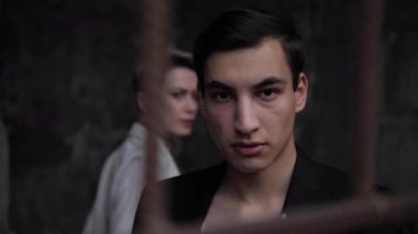 şık bayan etrafında döner ve takım elbiseli ciddi adam bakar