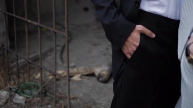 terk edilmiş bina zeminkarşı pantolon cebinde adam el