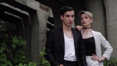 güzel sarışın model yakışıklı adam omuz el koyar