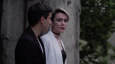 beyaz ve siyah klasik takım elbiseli güzel çift yürüyor