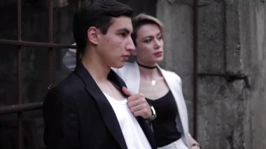 güzel kız adam yanında duran beyaz klasik ceket giderir