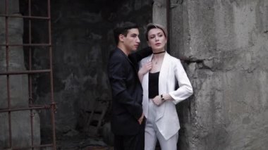 güzel model ceket giderir ve yakışıklı ortağı ile pozlar