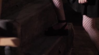 fishnet tayt bayan oda closeup eski merdivenlerkadar gidiyor