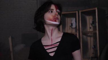 saç kesimi ile üzgün kız stüdyoda kendini sarılma yürüyor