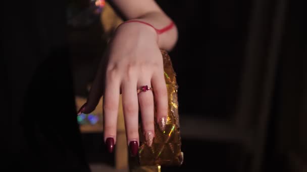Рука девушки с маникюром и кольцом на троне замедленной съемки — стоковое видео