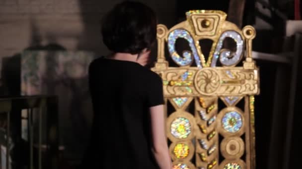 Hölgy fekete ruha körül arany trónt szobában — Stock videók