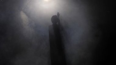 parlak ışık yavaş hareket için el sallayarak kadın silueti