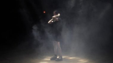 genç kadın parlak spot ışıkları yavaş hareket kirişler döner