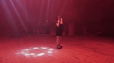 bayan kırmızı ışık ve kirişler ile hareketli sahne zemin üzerinde duruyor