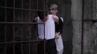 güzel model ceket giderir ve yakışıklı ortağı ile pozlar