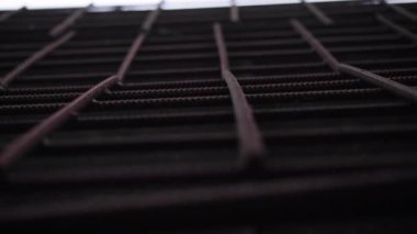 eski terk edilmiş yapılarda kahverengi paslı ızgara 