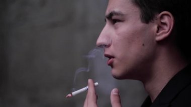 güzel model ceket giderir ve yakışıklı ortağı ile pozlar