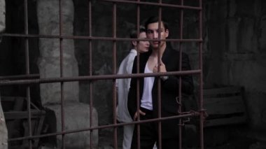 muhteşem adam ve bayan eski kahverengi paslı ızgara arkasında durmak