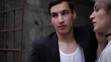 siyah ceketli yakışıklı adam yavaş bayan yakın duruyor