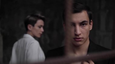 güzel sarışın siyah takım elbiseli yakışıklı adam arkasında döner