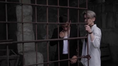 güzel çift yavaş eski kahverengi paslı ızgara yakın pozlar