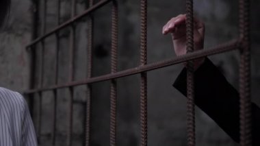 adam kız çift ayıran kahverengi paslı ızgara ellerini koymak