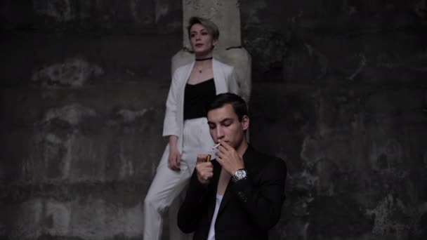 Fumador sostiene cigarrillo en la mano contra atractiva dama — Vídeos de Stock