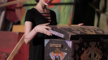 makyaj ile kız oda yavaş hareket göğüs ve dans açar