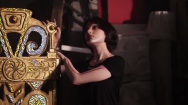 alışılmadık makyaj ile kız odada parlayan taht pozlar