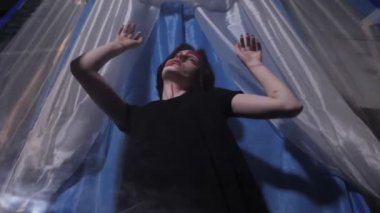 güzel bayan plastik kapsül serbest kırmaya çalışırken dansları