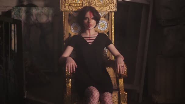 Reine attend les visiteurs sur magnifique trône au ralenti — Video