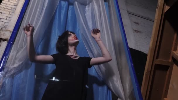 Actriz baila cerrada en caja transparente con cortinas — Vídeos de Stock