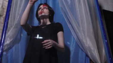 siyah elbiseli kadın açık kutu duvar yavaş hareket dokunur