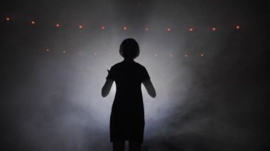 ışıklarda omuzlara dokunarak kız silueti