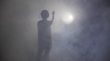 genç kadın siluet duman parlak ışık tebrik