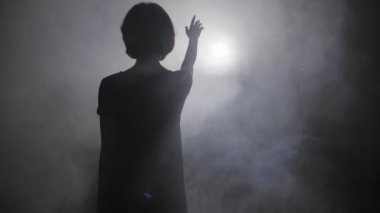 kalın duman içinde kız siluet tebrik ışık hareket