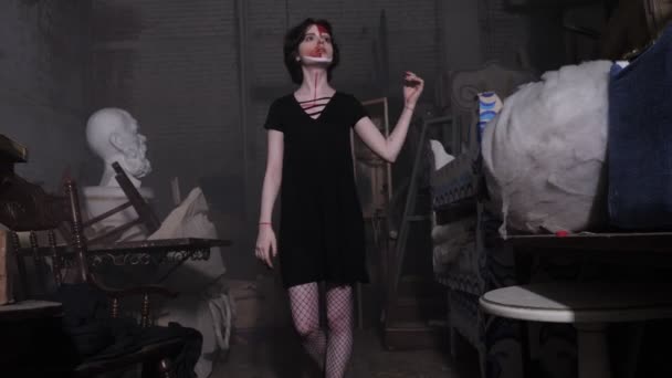 Szczupła dziewczyna tańczy pantomima chodzenie między starymi rzeczami — Wideo stockowe